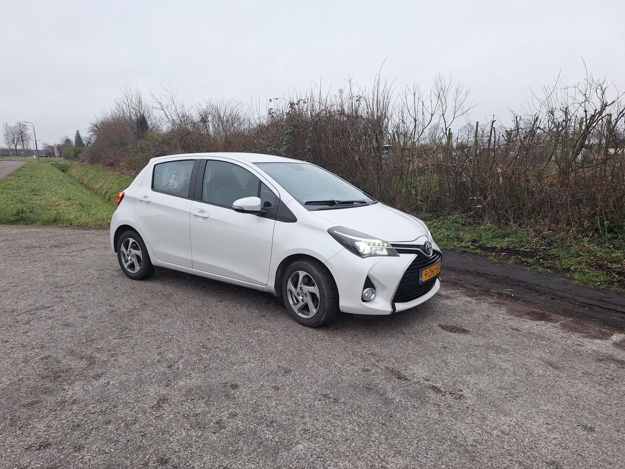 Toyota yaris hybride 2015