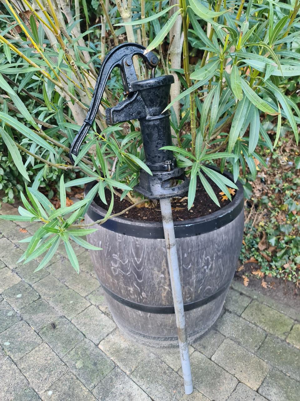 Hand waterpomp  voor regenton