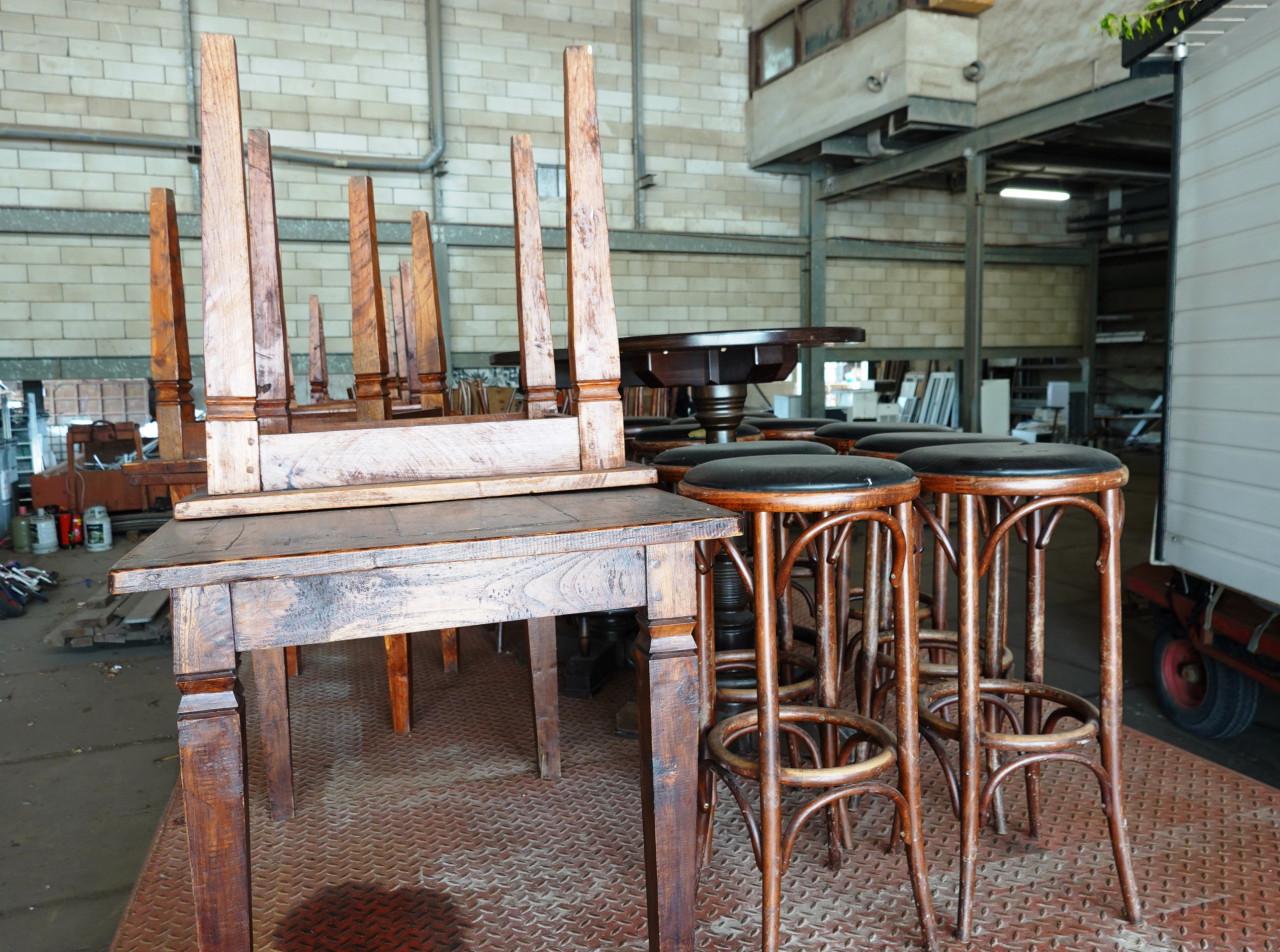 Partij horeca meubilair houten tafels, stoelen, bartafels, barkrukken