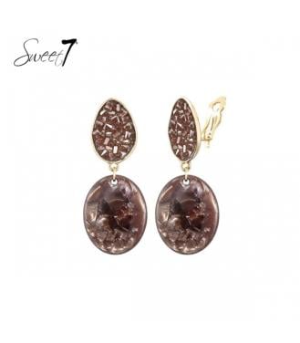 Bruine oorclips met een ovale hanger en glas steentjes