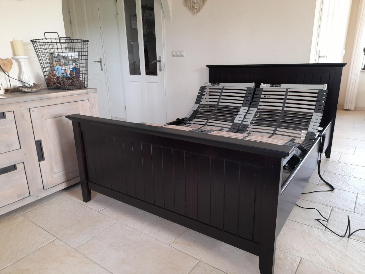 140 x 200 Bed met bossflex elektrisch verstelbare lattenbodems ( i.g.st. )