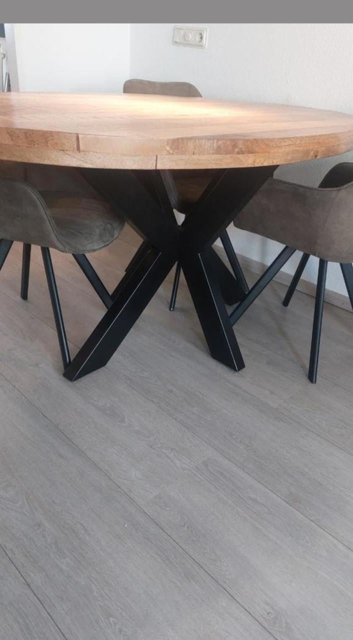 Eettafel en stoelen