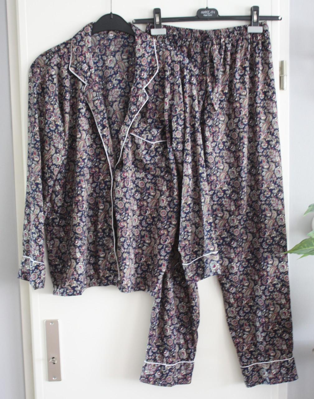 Piyama broek en blouse met mooie print maat l