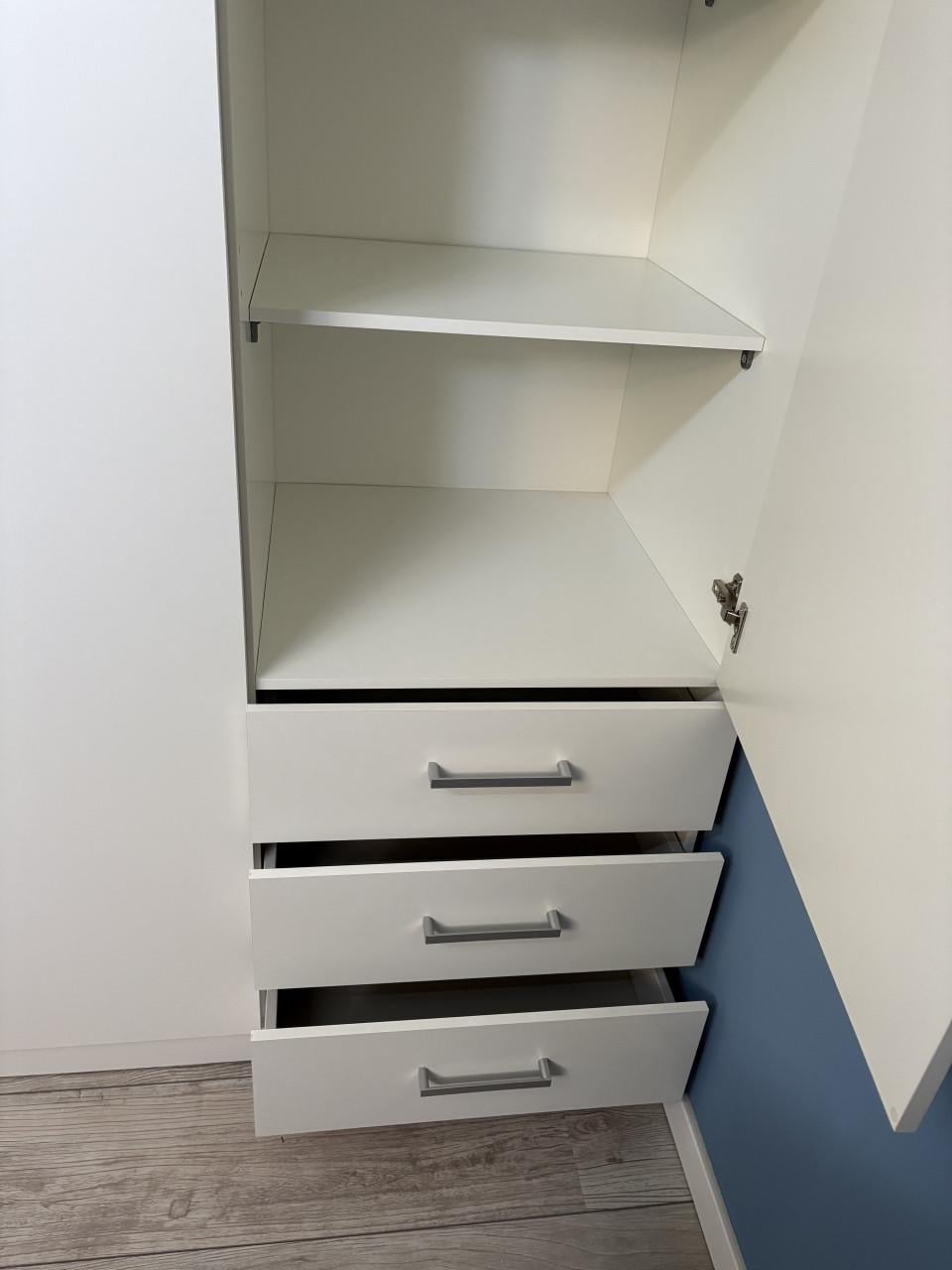Witte kledingkast