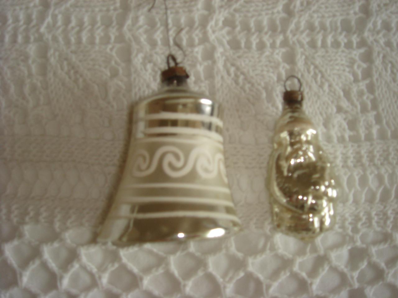 Te koop Oude glazen zilveren kerstversieringen klokje en kerstman