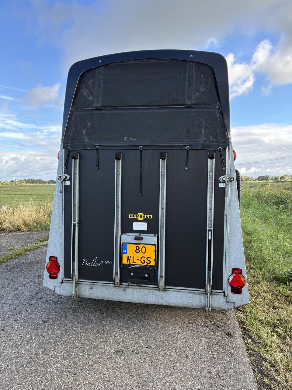Prachtige 2 paards Humbaur Aero met zadelkamer en aluminium bodem
