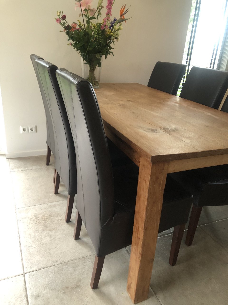 Houten tafel met zes stoelen