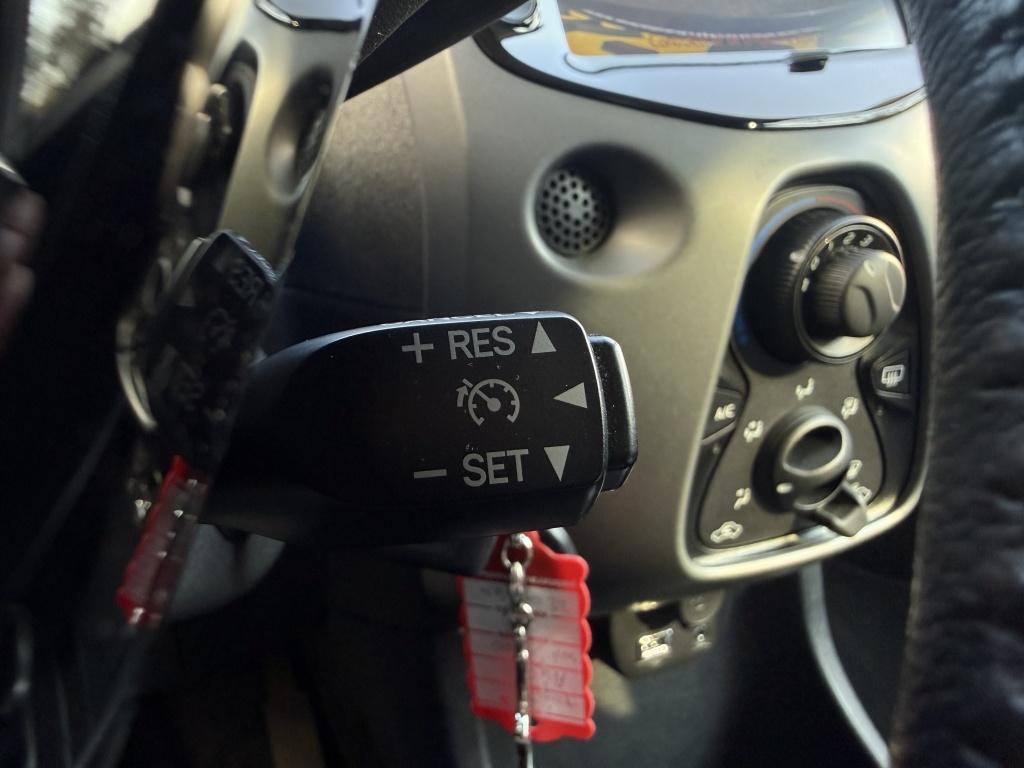 Toyota Aygo 1.0 x-play - 22.000km - dealeronderhouden - carplay -