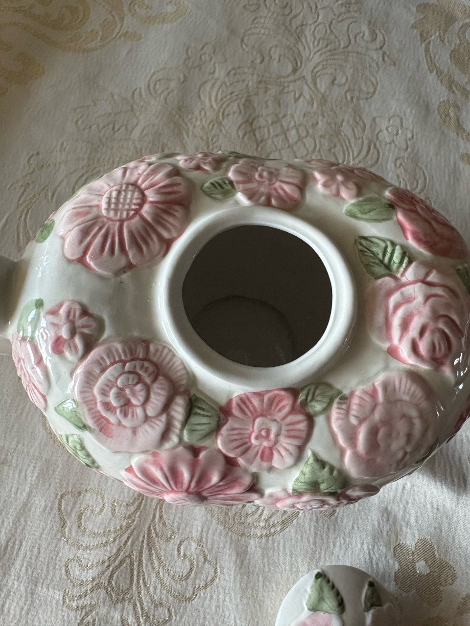 Theepot met rozen-motief 15,-€