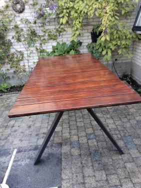 Houten buiten tafel  .