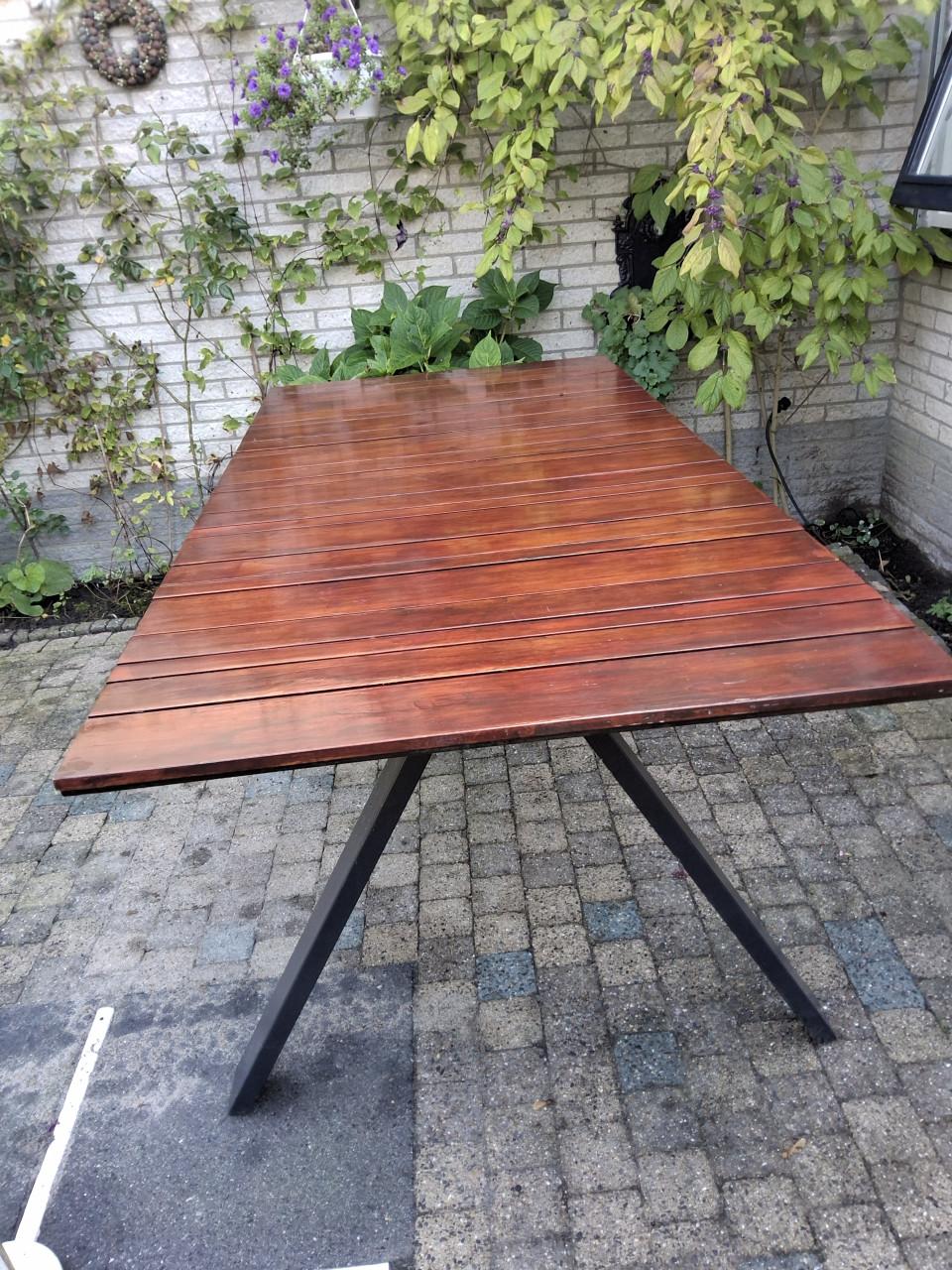 Houten buiten tafel  .