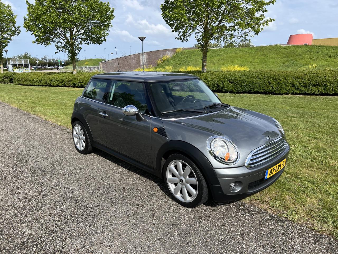 Dealeronderhouden Mini one uit 2010 met slechts 84.700 km met Panoramadak!!