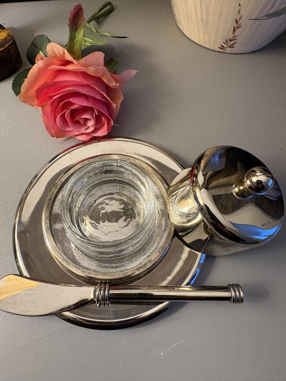 Boterschaaltje met deksel + uitsmeermes