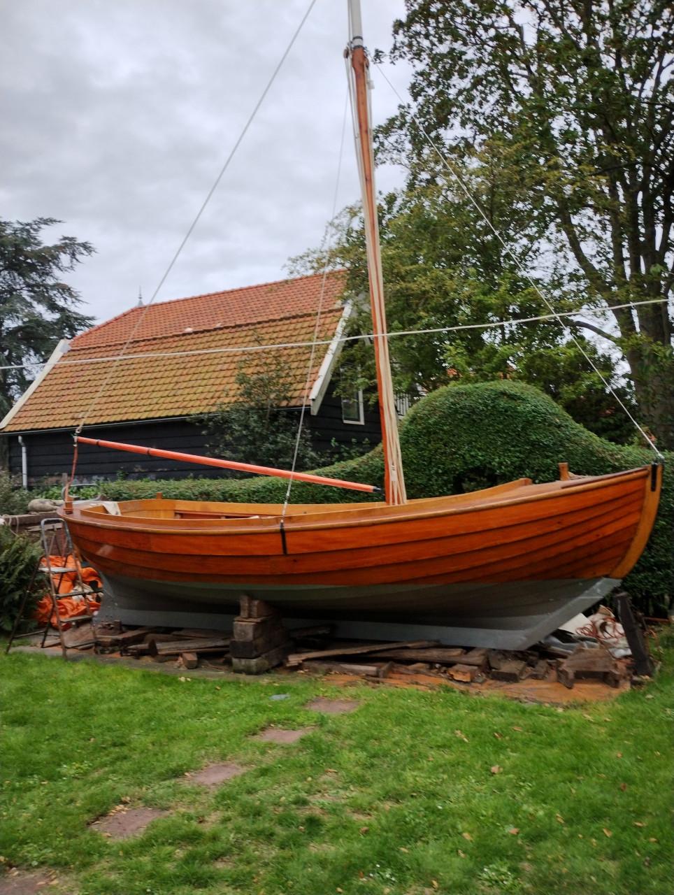 Zweedse zeilsloep 'Mojen ' overnaads met Volvo motor