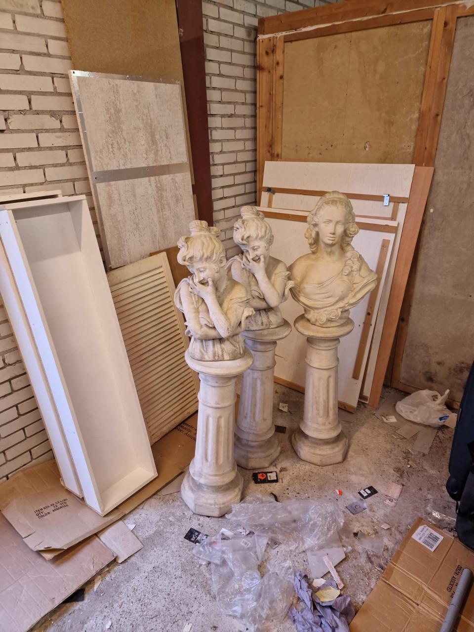 Betonnen bustes met aparte klassieke sokkels