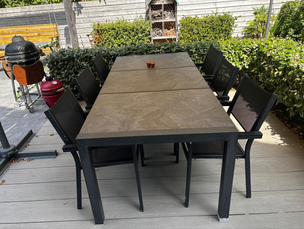 Grote tuintafel met 6 stoelen