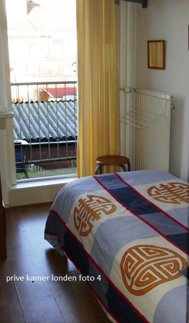 Te huur aangeboden  gemeubileerde kamer met................................