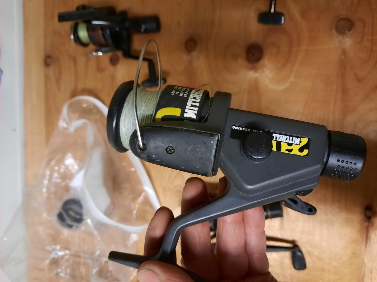 Hengels en molens strandhengel zeehengel boothengel karperhengel vissen