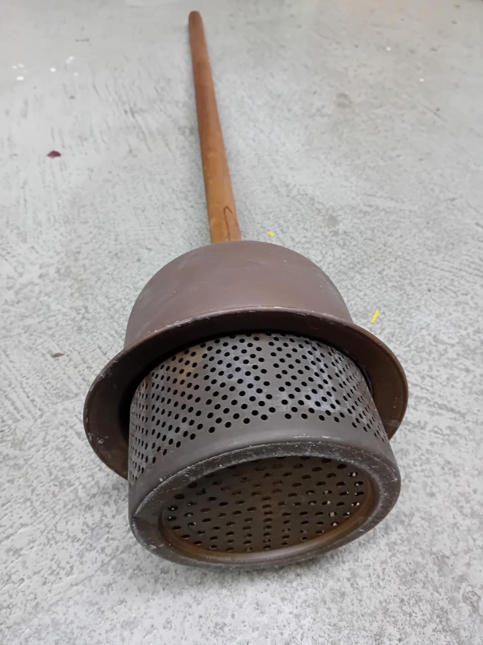 Antieke roodkoperen wasstamper met steel. (nieuw nog nooit gebruikt)