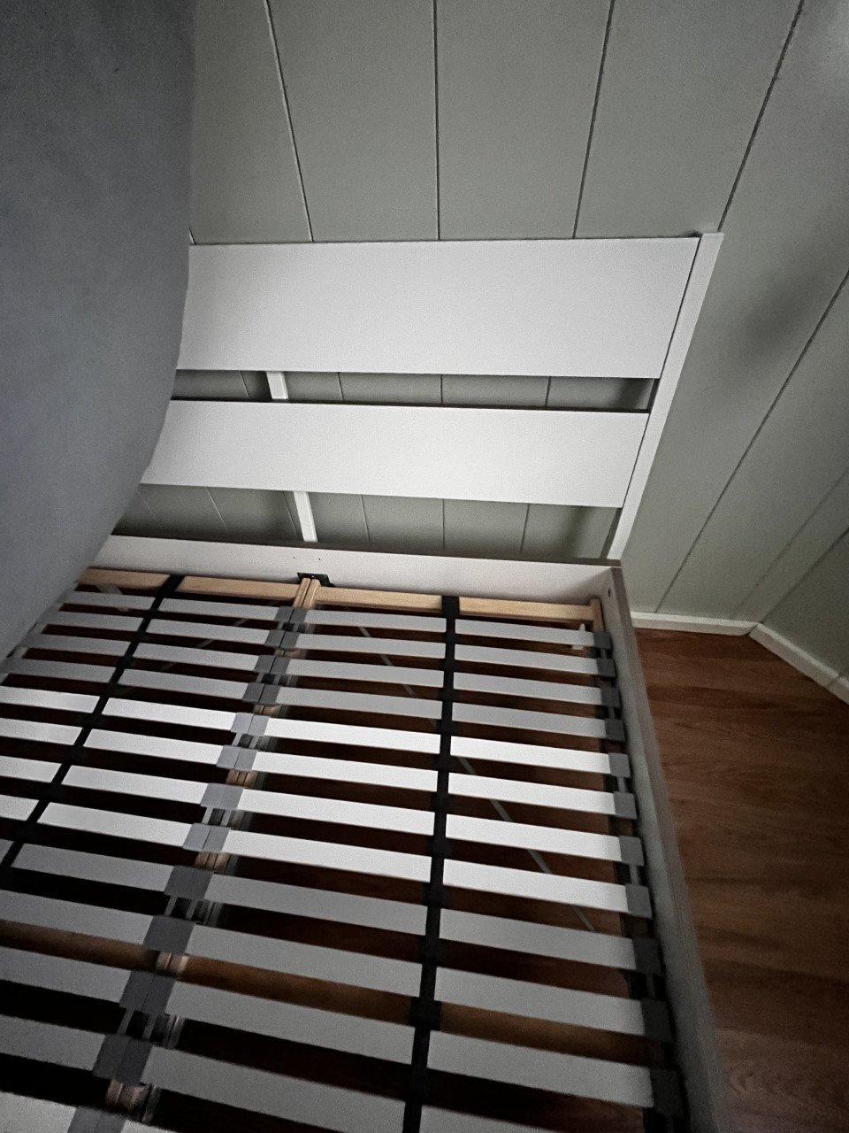 Tweepersoonsbed, compleet met lattenbodems.