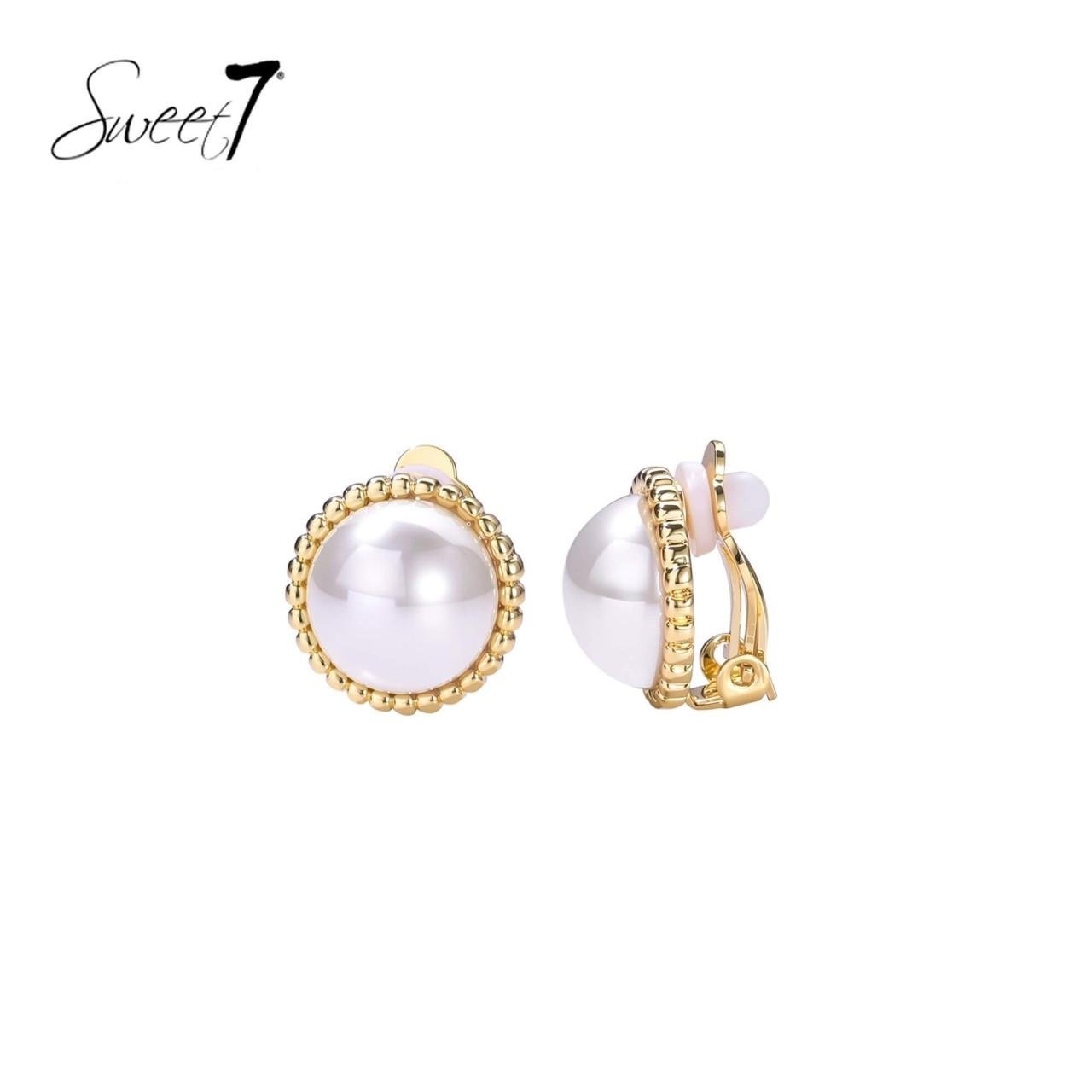 Oorclips met acryl parel en goudkleurige gekartelde rand