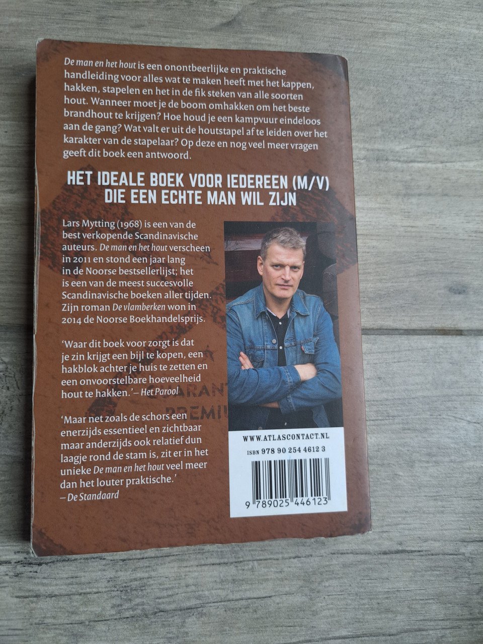 De man en het hout van Lats Mytting Dit is de bijbel van de houtstooker