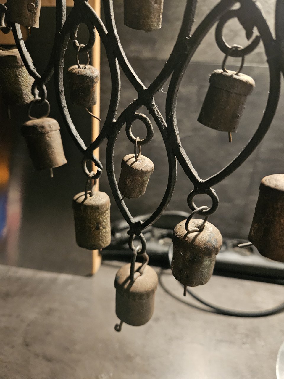 Prachtige antieke bellen hanger van messing en metaal...