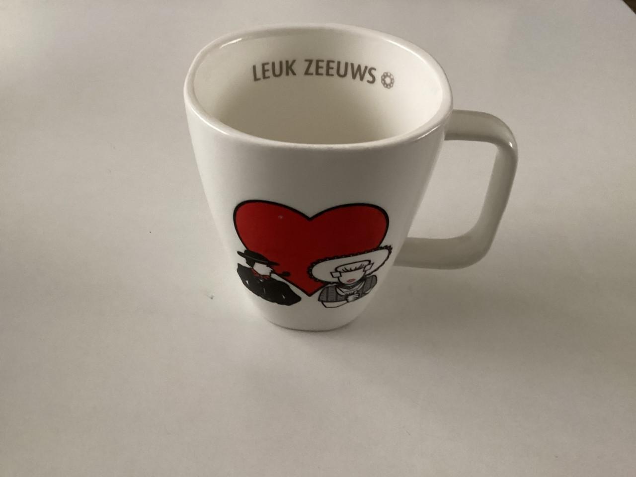 Veel verschillende bekers met oor. Merk:   Douwe Egberts.   PIP.   etc.