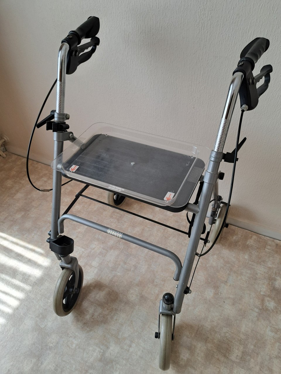 Rollator voor binnen en buiten. 3 maanden in huis gehad. Weinig gebruikt.