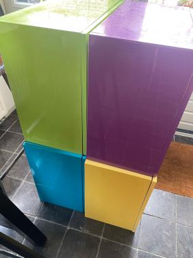 Kleurrijke hoogglans kasten en tafel