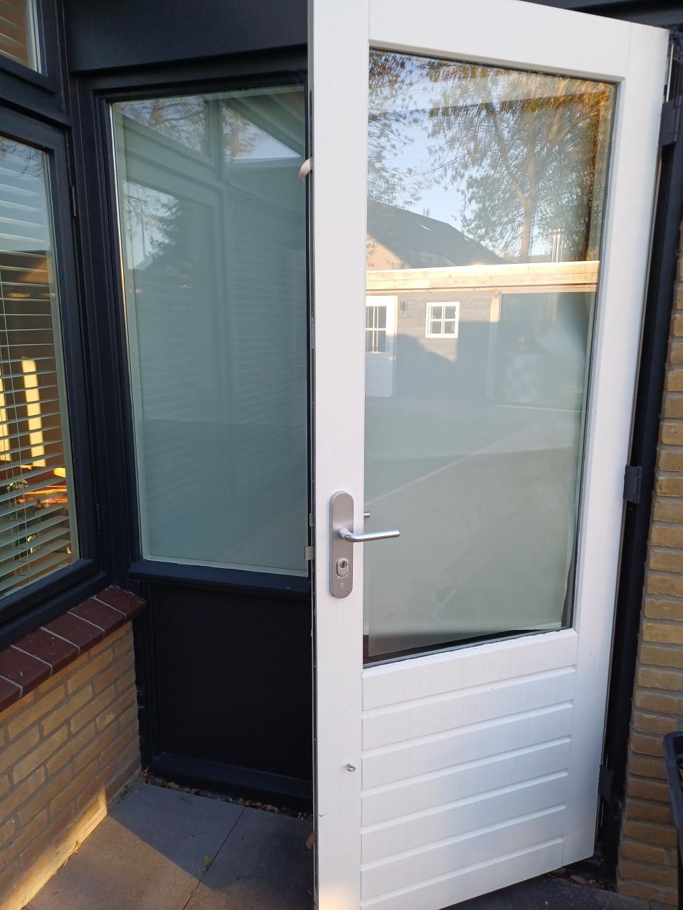 Kozijn met deur en raam ernaast