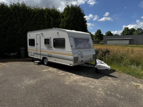 Gezinscaravan Knaus Sudwind 1990 met voortent en vast bed