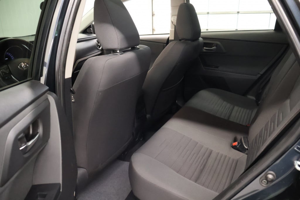 Toyota Auris 1.8 hybrid lease