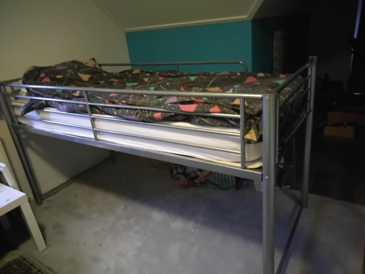 Bed half hoogslaper 200 cm x 90 cm met of zonder matras, met tent of zonder