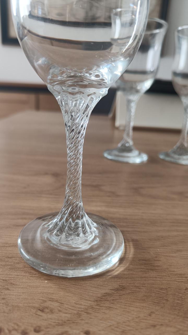 4 wijnglazen met gedraaide voet