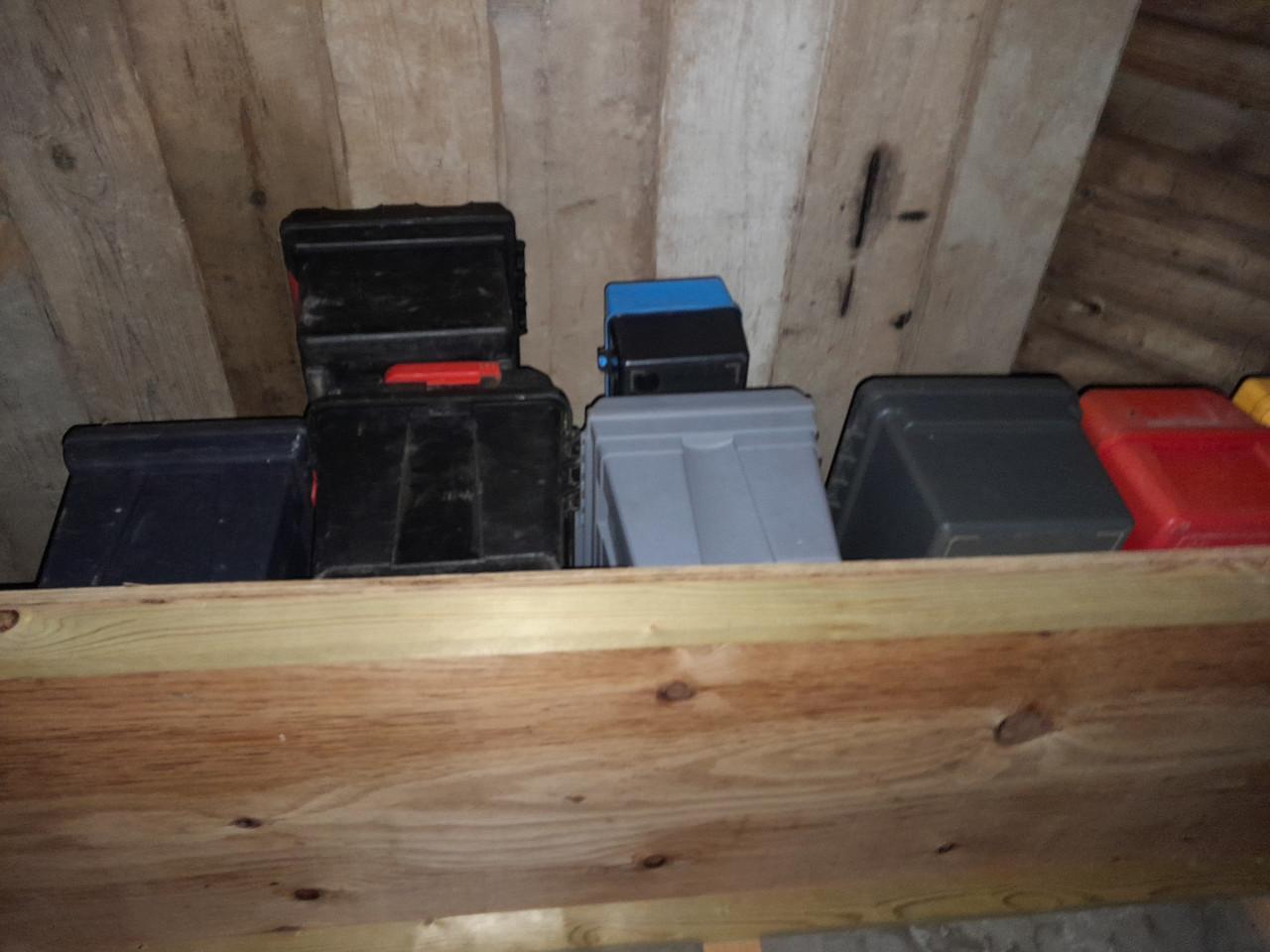 Partij div kunststof hobby koffers en opberg dozen met vakverdeling