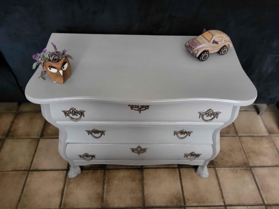 Recentelijk opgeknapte buikkast beige