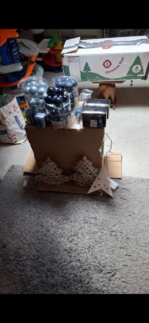 Kunstkerstboom met versieringen