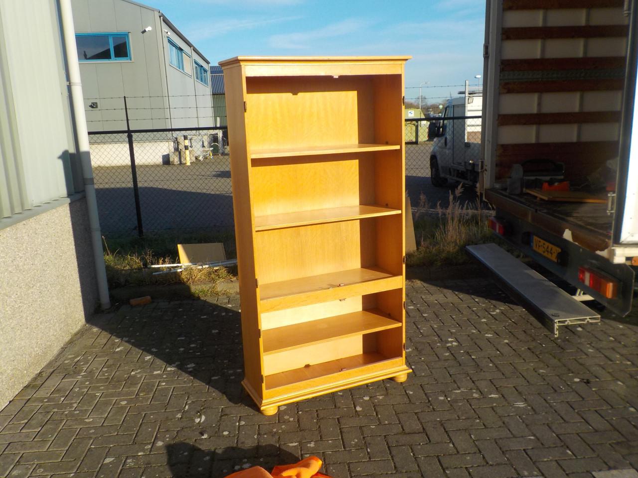 Massief blank eiken vitrine kast in zeer goede staat