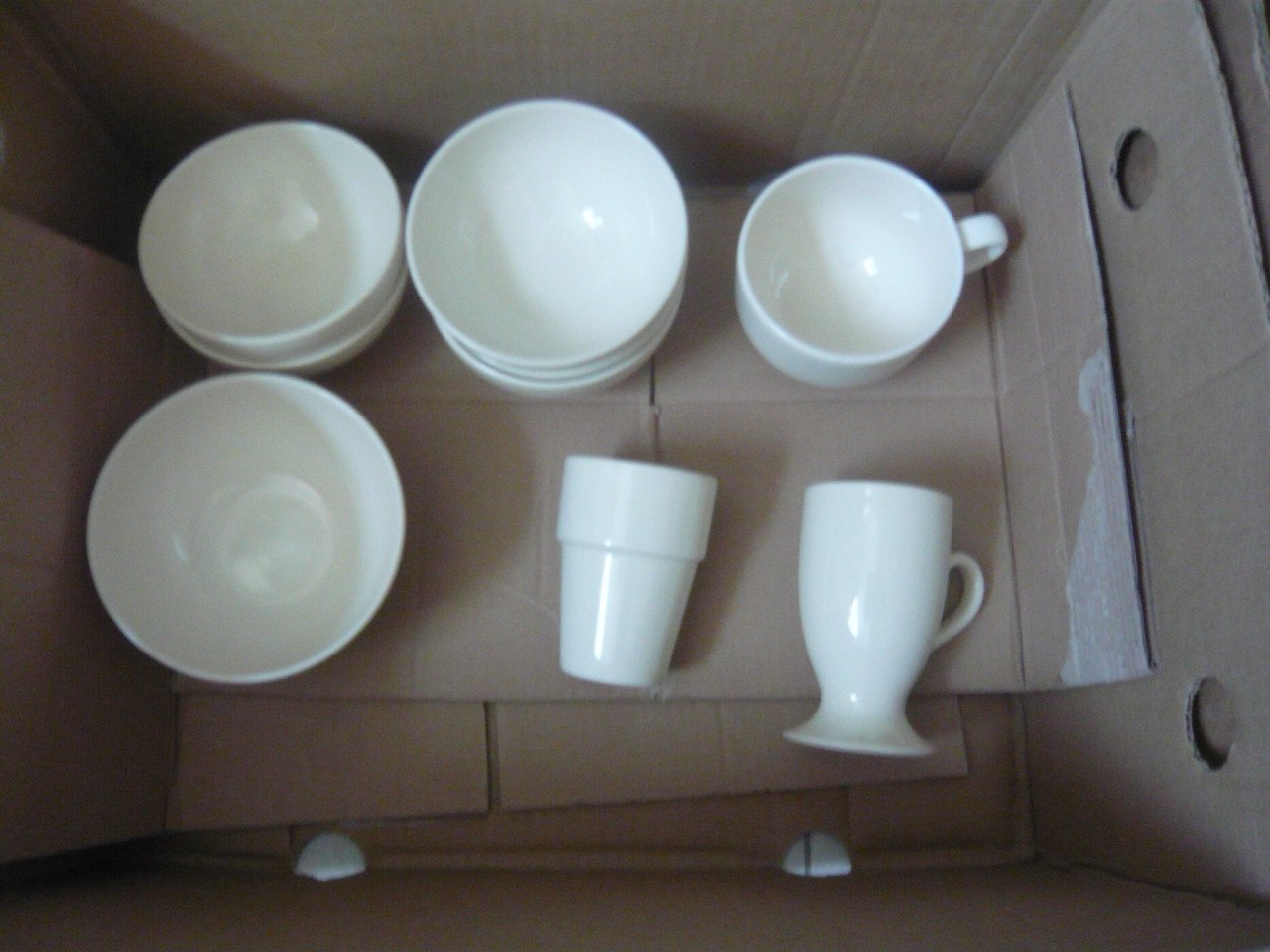 Doos vol Servies  / kop en schotels