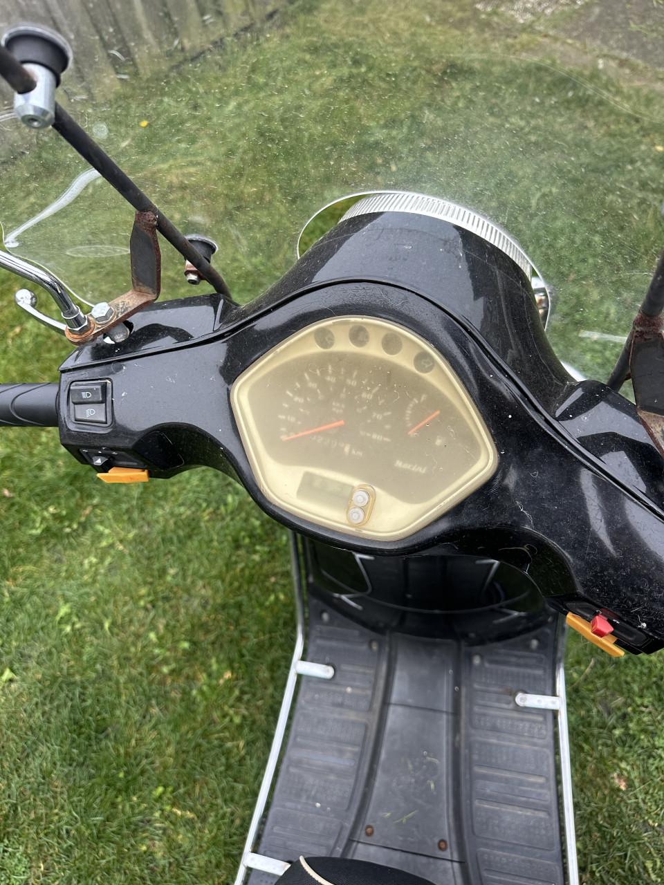 Berini napoli 2 - zwarte scooter inclusief valbeugels en windscherm