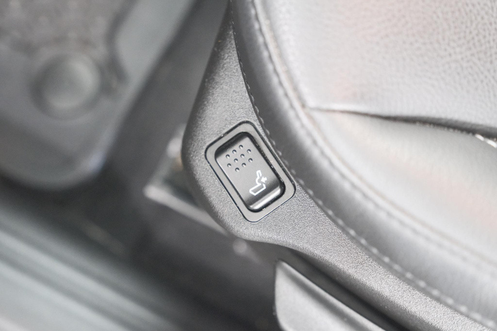 Jeep Compass 4xe 190 plug-in hybrid electric night eagle | camera | apple c