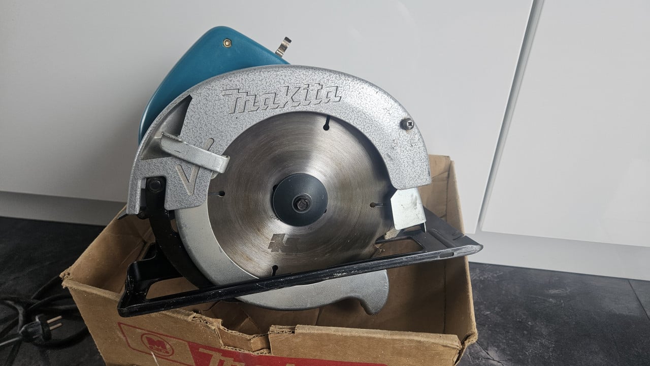 Makita Cirkelzaag SR1800 – 1200W met zaagbladen en originele doos