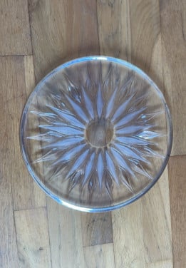 Grote glazen schaal/bord € 5 doorsnede 31 cm.