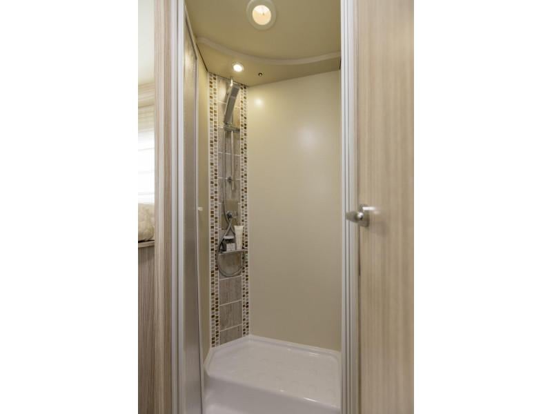 Te Koop: jonge half-integraal camper!