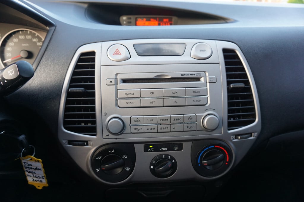 Hyundai I 20 1.2i dynamicversion airco / elektr. ramen / parkeers. / nap