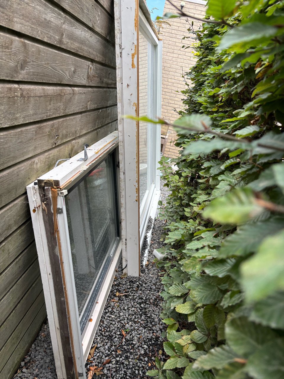 Meranti kozijnen met nieuwe beglazing.