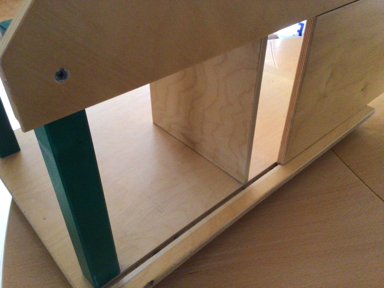 Houten poppenhuis met meubeltjes