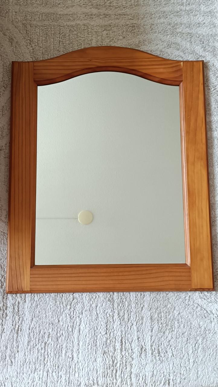 Retro spiegel. Houten omlijsting. Aan achterzijde zit een ophang gaatje.