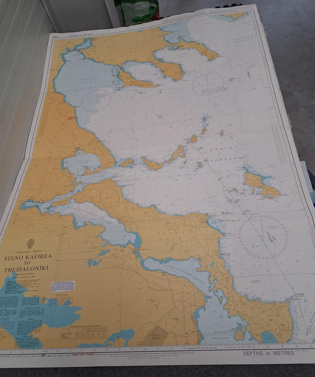 Verzameling zeekaarten.